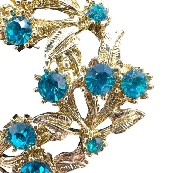 Vintage Gold Tone Wreath Brooch Blue Rhinestones Christmas Holiday Leaves - Picture 3 of 9